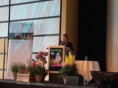 (Foto: WLL/Hoffmann) Ministerin Heinen-Esser eröffnet die Veranstaltung