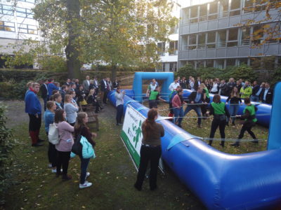 (Foto: WLL/Welpelo) Gemeinsames Menschenkickern in Berlin