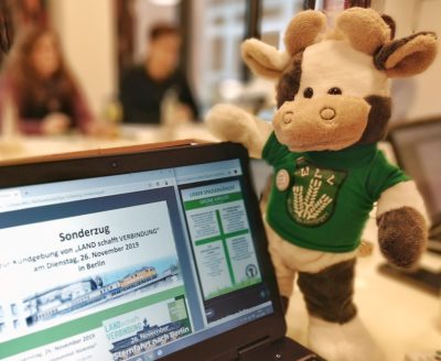 (Foto: WLL/Welpelo) Wilma und der WLL-Vorstand wünschen eine erfolgreiche Kundgebung