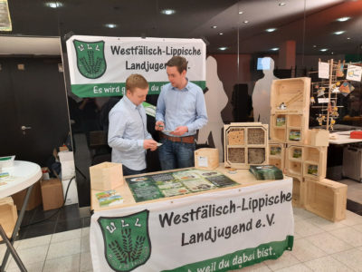 (Foto: WLL/Franziska Trepte) Sven und Jonas von der Ortsgruppe Stiepel (Bochum) stellen für die WLL das Projekt vor